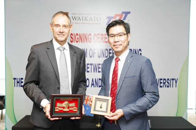 Cũng trong dịp đặc biệt này, Đại học Waikato (New Zealand) và Đại học Tôn Đức Thắng (Việt Nam) tiến hành ký kết Biên bản Ghi nhớ hợp tác về nhiều mặt, đánh dấu thêm một bước tiến nữa trong quan hệ giữa hai quốc gia về lĩnh vực giáo dục. Cũng trong dịp đặc biệt này, Đại học Waikato (New Zealand) và Đại học Tôn Đức Thắng (Việt Nam) tiến hành ký kết Biên bản Ghi nhớ hợp tác về nhiều mặt, đánh dấu thêm một bước tiến nữa trong quan hệ giữa hai quốc gia về lĩnh vực giáo dục.