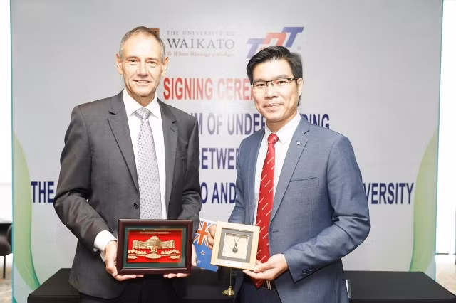 Cũng trong dịp đặc biệt này, Đại học Waikato (New Zealand) và Đại học Tôn Đức Thắng (Việt Nam) tiến hành ký kết Biên bản Ghi nhớ hợp tác về nhiều mặt, đánh dấu thêm một bước tiến nữa trong quan hệ giữa hai quốc gia về lĩnh vực giáo dục.