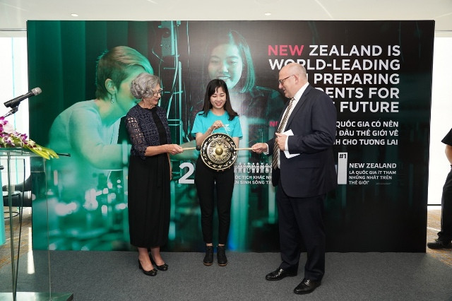 Ông Grant McPherson (CEO của ENZ) và bà Karlene Davis (Tổng lãnh sự New Zealand tại TPHCM) đánh chiêng khai mạc triển lãm tại TP.HCM. Ông Grant McPherson (CEO của ENZ) và bà Karlene Davis (Tổng lãnh sự New Zealand tại TPHCM) đánh chiêng khai mạc triển lãm tại TP.HCM.