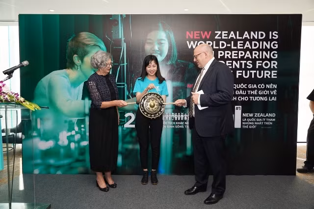 Ông Grant McPherson (CEO của ENZ) và bà Karlene Davis (Tổng lãnh sự New Zealand tại TPHCM) đánh chiêng khai mạc triển lãm tại TP.HCM.