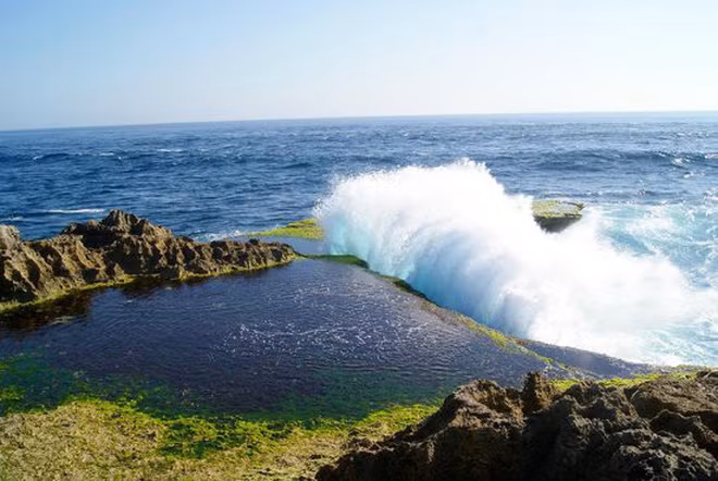 Cô gái bị sóng đánh suýt chết khi "sống ảo" trên vách đá ở Bali - Ảnh 1.