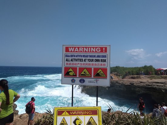 Cô gái bị sóng đánh suýt chết khi sống ảo trên vách đá ở Bali - Ảnh 6. Cô gái bị sóng đánh suýt chết khi sống ảo trên vách đá ở Bali - Ảnh 6.