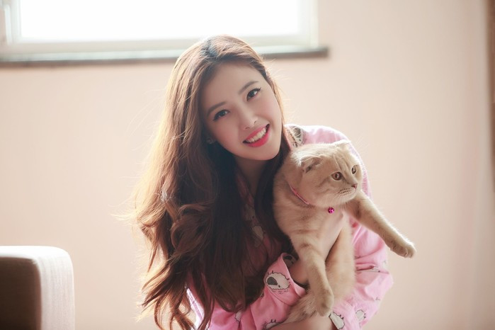 Em gái Mai Phương Thúy xinh đẹp, gu thời trang sành điệu “ăn đứt” chị gái ảnh 2 Nếu như chị gái Mai Phương Thúy sở hữu vẻ sắc sảo thì Ngọc Phượng lại được ấn tượng bởi nét đằm thắm, nhẹ nhàng và quyến rũ. Hiện tại cô nàng có chiều cao nổi bật là 1m78.