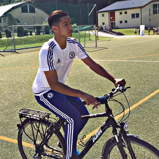 Cận mặt chân sút con nhà hoàng tộc, sở hữu tài sản 461 nghìn tỷ của đội tuyển Brunei tại vòng loại U23 Châu Á - Ảnh 5. Cận mặt chân sút con nhà hoàng tộc, sở hữu tài sản 461 nghìn tỷ của đội tuyển Brunei tại vòng loại U23 Châu Á - Ảnh 5.