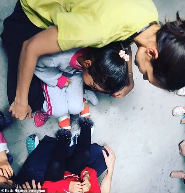 Vắng cha, công chúa một thời của Hollywood Suri Cruise sống cuộc đời giản dị cùng mẹ - Ảnh 4. Vắng cha, công chúa một thời của Hollywood Suri Cruise sống cuộc đời giản dị cùng mẹ - Ảnh 4.