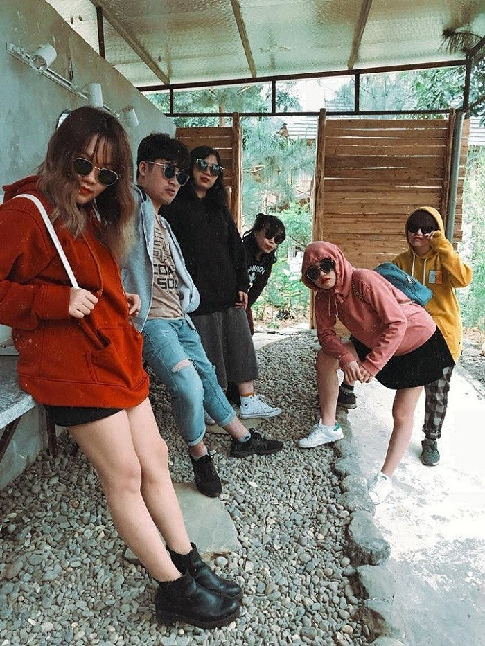 Check-in cùng hội bạn không biết “pose” dáng gì thì cứ làm thế này là đủ “chất“ ảnh 6 Check-in cùng hội bạn không biết pose dáng gì thì cứ làm tập đoàn kính râm thế này là đủ chất