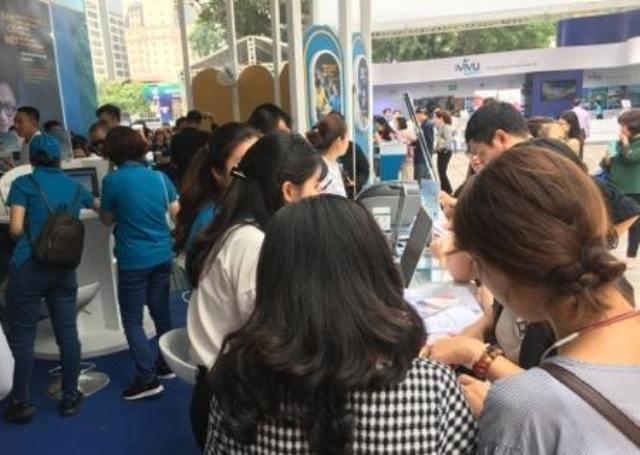 Khách đặt vé máy bay luôn chiếm số lượng lớn tại hội chợ Khách đặt vé máy bay luôn chiếm số lượng lớn tại hội chợ