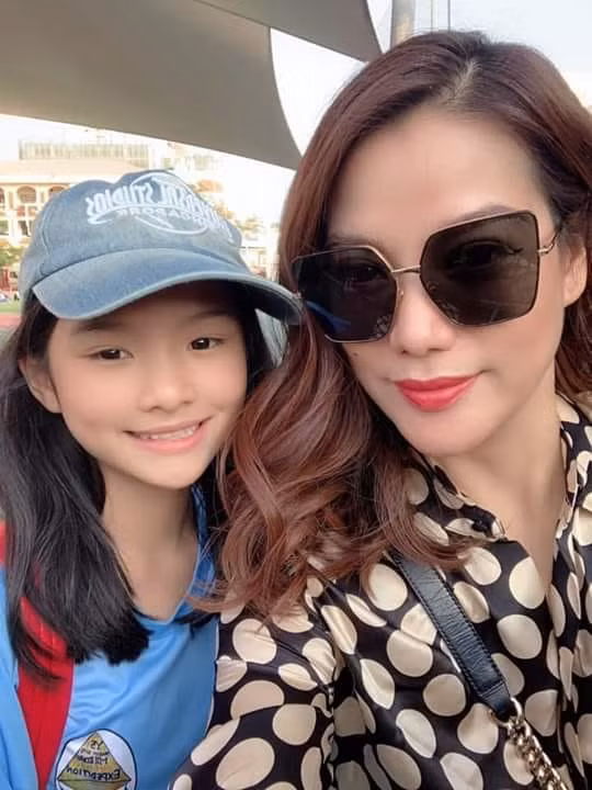 5 năm sau ngày bố mẹ ly hôn, con gái của Trương Ngọc Ánh vụt phổng phao đến bất ngờ - Ảnh 3.