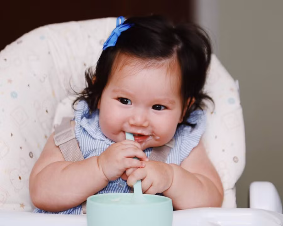 Loạt biểu cảm siêu đáng yêu của gái cưng nhà siêu mẫu Hà Anh