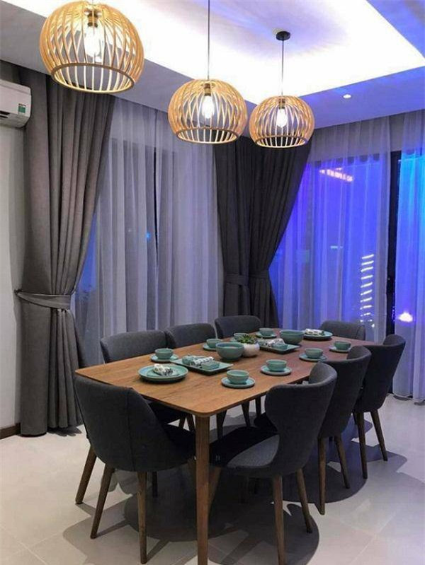 Khám phá căn nhà Trường Giang tặng Nhã Phương ảnh 3 Bàn ăn với gam màu trầm ấm cúng