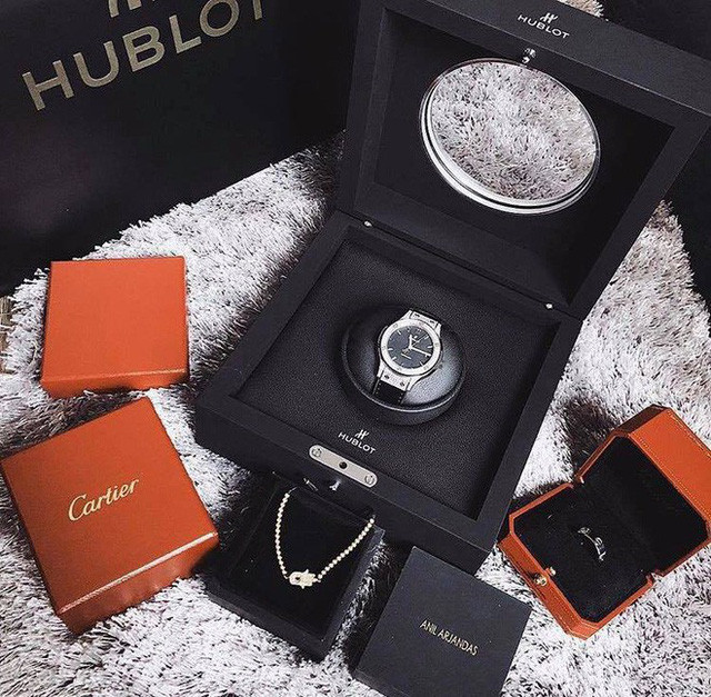 Hàng hiệu bày biện khắp nhà.