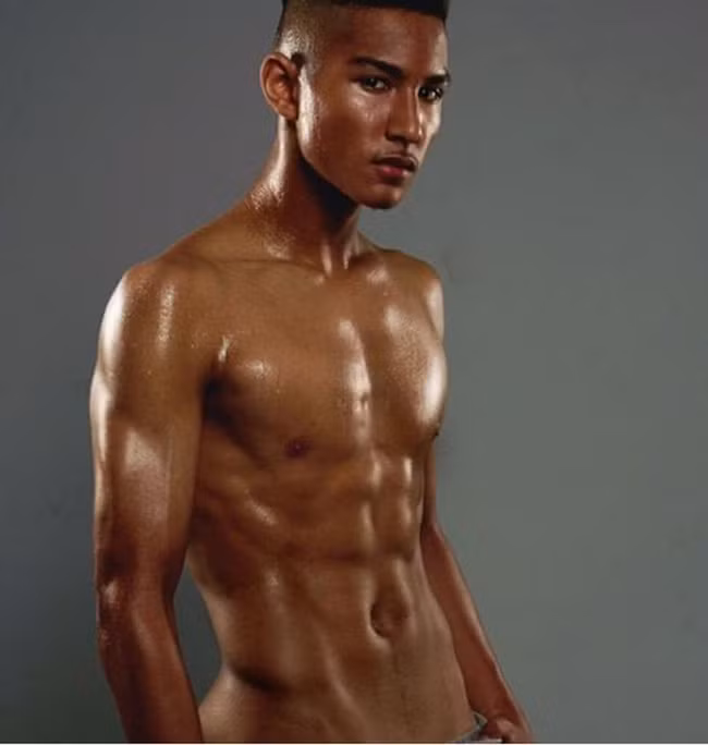 Cận mặt chân sút con nhà hoàng tộc, sở hữu tài sản 461 nghìn tỷ của đội tuyển Brunei tại vòng loại U23 Châu Á - Ảnh 10. Cận mặt chân sút con nhà hoàng tộc, sở hữu tài sản 461 nghìn tỷ của đội tuyển Brunei tại vòng loại U23 Châu Á - Ảnh 10.