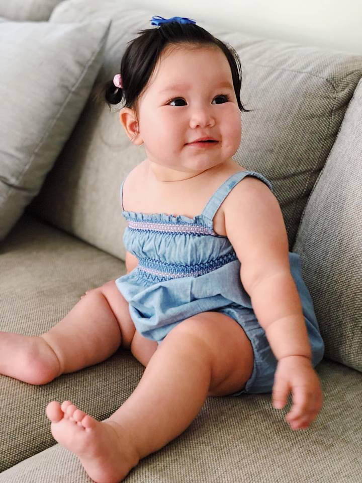 Loạt biểu cảm siêu đáng yêu của gái cưng nhà siêu mẫu Hà Anh ảnh 7 Không chỉ được Hà Anh nhận xét là ngoan ngoãn và biết nghe lời, Myla còn khiến các bà mẹ bỉm sữa khác thích thú bởi cô nhóc sở hữu ngoại hình bụ bẫm, chân tay ngấn thịt, chắc nịch.
