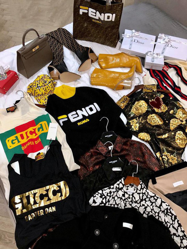 Góc đồ hiệu xa xỉ của nàng Hậu trong căn hộ cao cấp tại TP.Hồ Chí Minh. Người đẹp khiến fan phải trầm trồ khi 4 mặt tường nhà cô bày kín túi xách, giày dép. Ở giữa căn phòng là tủ đựng nước hoa đắt đỏ, dưới bàn là những chiếc đồng hồ gắn kim cương và những món phụ kiện tiền tỷ.