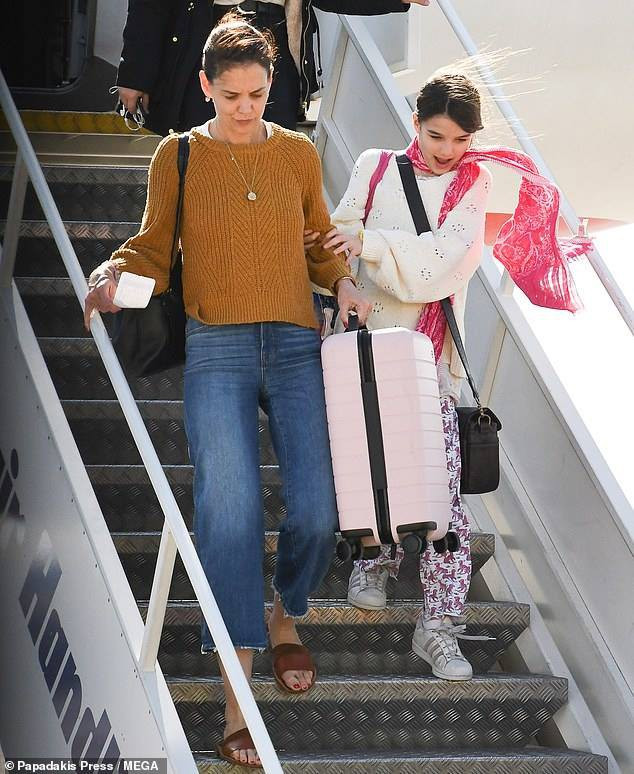 Vắng cha, công chúa một thời của Hollywood Suri Cruise sống cuộc đời giản dị cùng mẹ - Ảnh 2. Vắng cha, công chúa một thời của Hollywood Suri Cruise sống cuộc đời giản dị cùng mẹ - Ảnh 2.