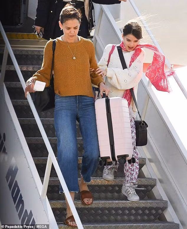 Vắng cha, công chúa một thời của Hollywood Suri Cruise sống cuộc đời giản dị cùng mẹ - Ảnh 2. Vắng cha, công chúa một thời của Hollywood Suri Cruise sống cuộc đời giản dị cùng mẹ - Ảnh 2.