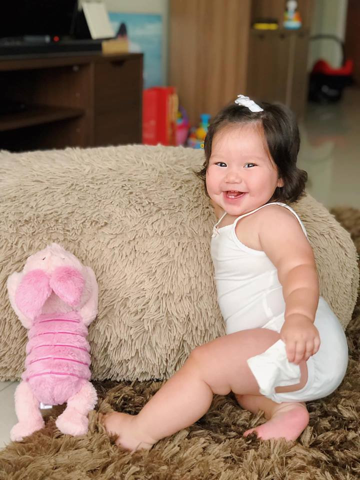 Loạt biểu cảm siêu đáng yêu của gái cưng nhà siêu mẫu Hà Anh ảnh 2 Con gái Hà Anh càng lớn càng bộc lộ nhiều nét đáng yêu khiến dân mạng ngẩn ngơ.