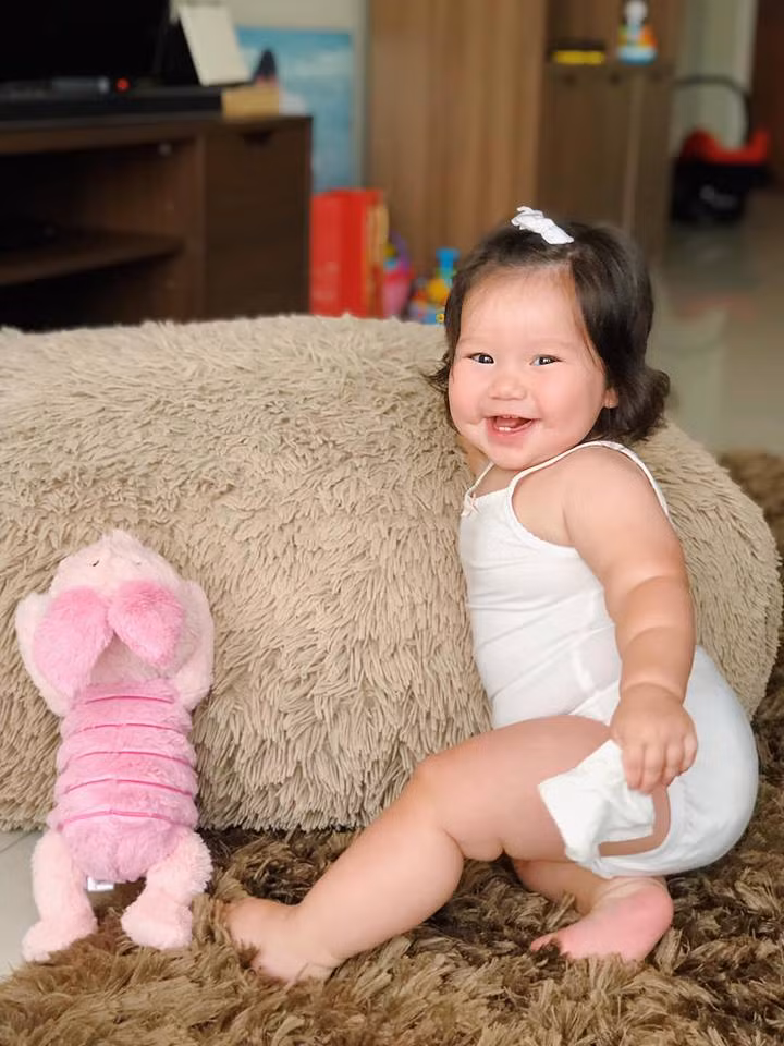 Con gái Hà Anh càng lớn càng bộc lộ nhiều nét đáng yêu khiến dân mạng ngẩn ngơ.