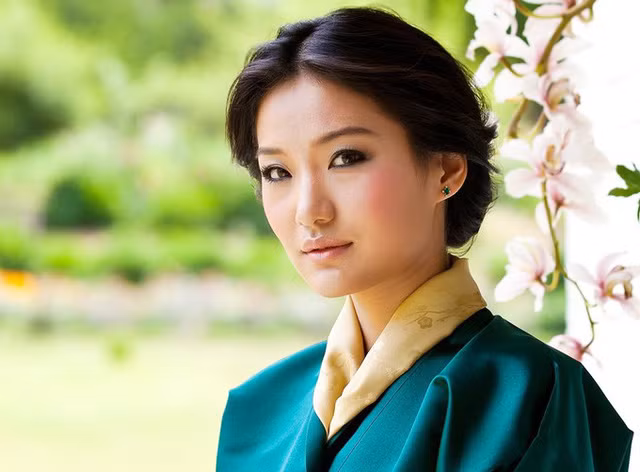 Jetsun Pema, 29 tuổi, là hoàng hậu vương quốc Bhutan. Cô kết hôn với Vua Bhutan Jigme Khesar Namgyel Wangchuck ngày 13/10/2011 tại Punakha Dzong.