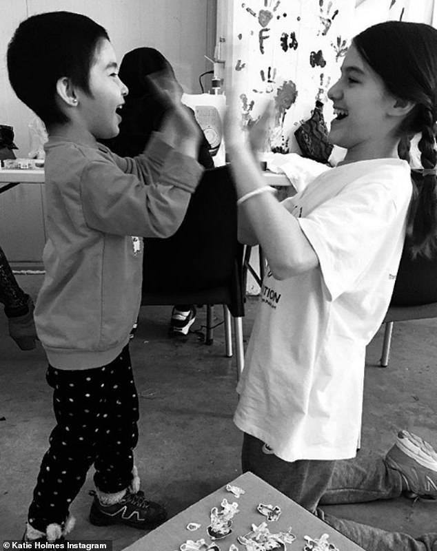 Vắng cha, công chúa một thời của Hollywood Suri Cruise sống cuộc đời giản dị cùng mẹ - Ảnh 3. Vắng cha, công chúa một thời của Hollywood Suri Cruise sống cuộc đời giản dị cùng mẹ - Ảnh 3.