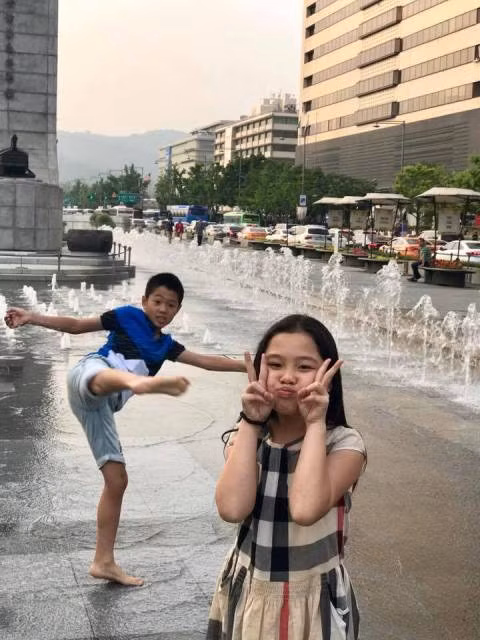 2 anh em được bố mẹ cho đi rất nhiều nơi.