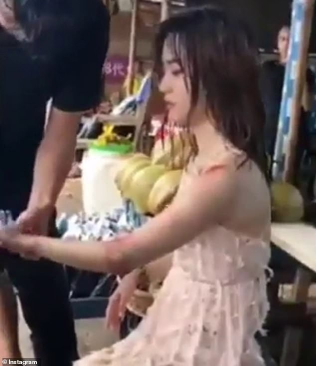 Cô gái bị sóng đánh suýt chết khi sống ảo trên vách đá ở Bali - Ảnh 4. Cô gái bị sóng đánh suýt chết khi sống ảo trên vách đá ở Bali - Ảnh 4.