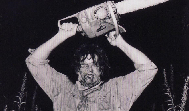 Leatherface trong The Texas chainsaw massacre (Tử thần vùng Texas): Nguyên mẫu của tên sát nhân hàng loạt Leatherface là Ed Gein – gã sát thủ lột da người có thật trong lịch sử hình sự Mỹ. Với sở thích bệnh hoạn giải phẫu cơ thể phụ nữ, Ed Gein bắt đầu trộm mộ từ khi còn ở độ tuổi thiếu niên. Trong suốt mười năm tiếp theo, bị ám ảnh bởi tư tưởng cực đoan về phụ nữ do mẹ ruột gieo rắc vào đầu, gã đã ra tay với hàng loạt nạn nhân tầm tuổi mẹ mình. Ed Gein giết hại, giải phẫu và biến các phần cơ thể nạn nhân thành đồ dùng trong nhà. Hắn còn ăn thịt, lột da người chết, khoác chúng lên người và nhảy múa điên loạn. 8 ke giet nguoi hang loat kinh dien tren man anh co that trong lich su hinh anh 1