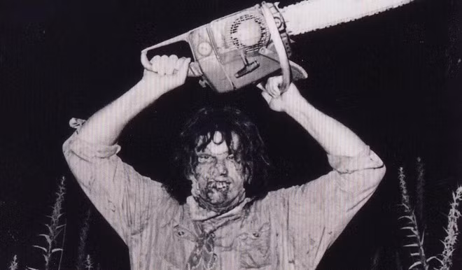 Leatherface trong The Texas chainsaw massacre (Tử thần vùng Texas): Nguyên mẫu của tên sát nhân hàng loạt Leatherface là Ed Gein – gã sát thủ lột da người có thật trong lịch sử hình sự Mỹ. Với sở thích bệnh hoạn giải phẫu cơ thể phụ nữ, Ed Gein bắt đầu trộm mộ từ khi còn ở độ tuổi thiếu niên. Trong suốt mười năm tiếp theo, bị ám ảnh bởi tư tưởng cực đoan về phụ nữ do mẹ ruột gieo rắc vào đầu, gã đã ra tay với hàng loạt nạn nhân tầm tuổi mẹ mình. Ed Gein giết hại, giải phẫu và biến các phần cơ thể nạn nhân thành đồ dùng trong nhà. Hắn còn ăn thịt, lột da người chết, khoác chúng lên người và nhảy múa điên loạn. 8 ke giet nguoi hang loat kinh dien tren man anh co that trong lich su hinh anh 1
