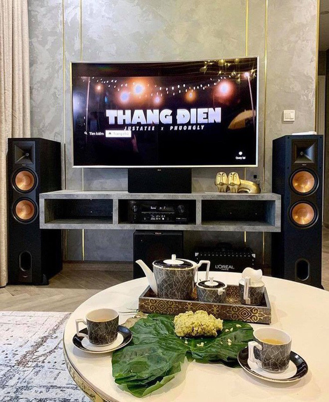 Phòng khách với hệ thống thiết bị điện tử đắt tiền.