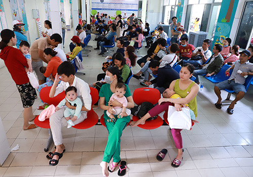 Người dân Đà Nẵng xếp hàng từ nửa đêm chờ tiêm vắcxin cho con ảnh 3 Đến gần trưa, hàng chục phụ huynh vẫn còn lán lại với hy vọng sớm đăng ký tiêm dịch vụ cho con. Ảnh: Nguyễn Đông.