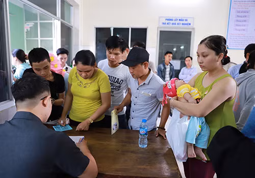 Người dân Đà Nẵng xếp hàng từ nửa đêm chờ tiêm vắcxin cho con ảnh 2 Sau khi vãn hồi trật tự, Trung tâm kiểm soát bật tật Đà Nẵng phải ghi tên cho những người chưa được tiêm chủng đợt này để gọi điện thông báo khi có vắc xin. Ảnh: Nguyễn Đông.