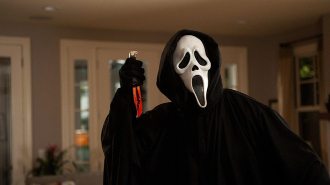 Ghostface trong Scream (Tiếng thét): Gã sát nhân kinh điển trong siêu phẩm kinh dị Scream đã giết hại 5 sinh viên trong 4 ngày liên tiếp. Hung khí của Ghostface là một con dao nhỏ nhưng có sức sát thương ghê gớm. Kịch bản của bộ phim dựa trên một vụ giết người hàng loạt nhắm vào các sinh viên ở Gainesville, Florida, Mỹ vào năm 1990. Hung thủ là gã đàn ông có tên Danny Harold Rolling. Truyền thông Mỹ khi đó đã gọi hắn bằng biệt danh "The Gainesville Ripper" (Kẻ cắt cổ làng Gaines). 8 ke giet nguoi hang loat kinh dien tren man anh co that trong lich su hinh anh 2