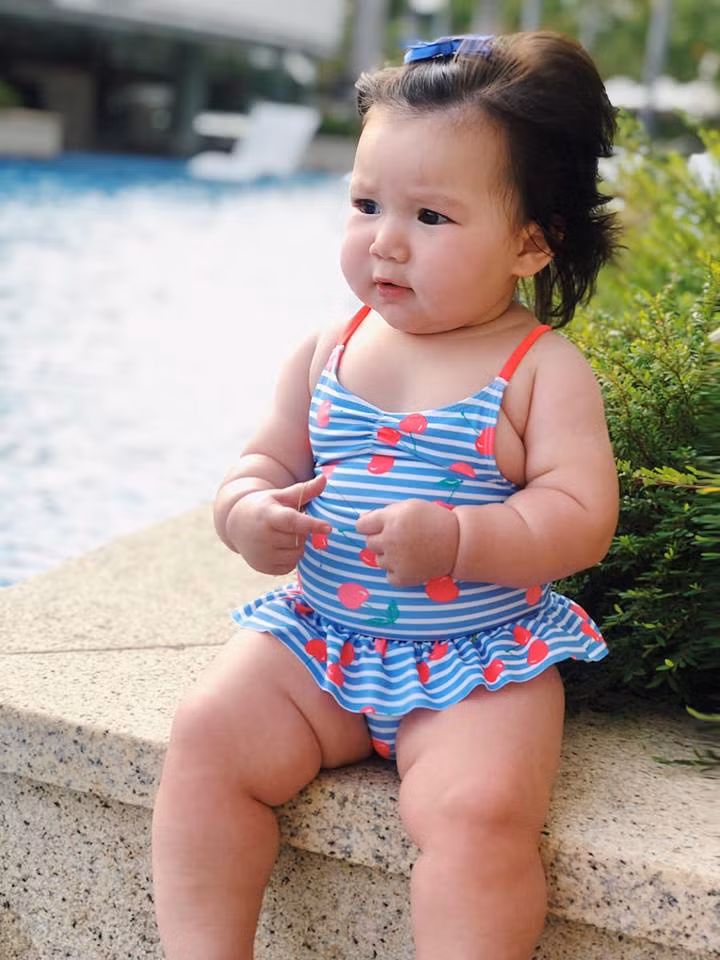 Được biết, nhóc tì nhà siêu mẫu Hà Anh được cha mẹ nuôi dạy theo một cách tự nhiên. Cô bé thường xuyên ra ngoài đi chơi, được học bơi, tập nhảy từ nhỏ. Đặc biệt, ông xã ngoại quốc của nữ siêu mẫu rất chịu khó gần gũi con gái. 