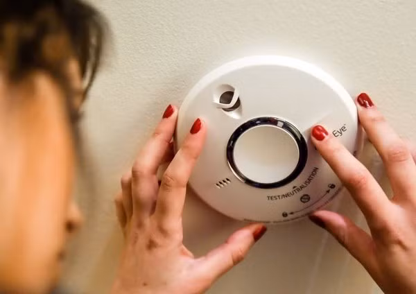 Camera quay lén được gắn trên thiết bị báo cháy.