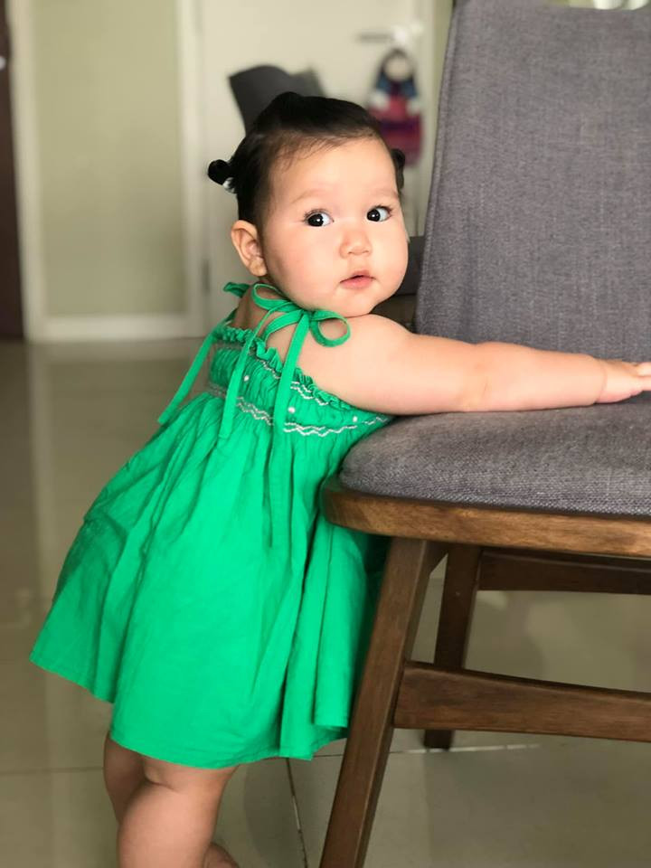 Loạt biểu cảm siêu đáng yêu của gái cưng nhà siêu mẫu Hà Anh ảnh 8 Cặp má phúng phính, đôi mắt to tròn của con gái Hà Anh khiến dân mạng yêu ngay từ cái nhìn đầu tiên.