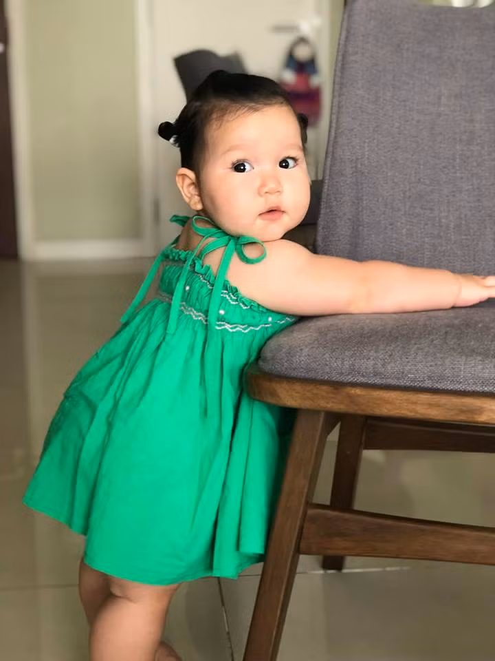 Cặp má phúng phính, đôi mắt to tròn của con gái Hà Anh khiến dân mạng yêu ngay từ cái nhìn đầu tiên. 