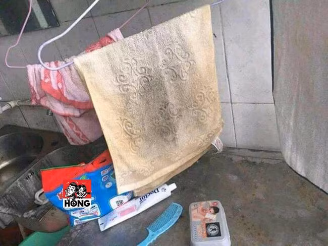 Phòng ký túc 4 năm của nam sinh khiến nhiều người toát mồ hôi khi mở cửa bước vào - Ảnh 4.