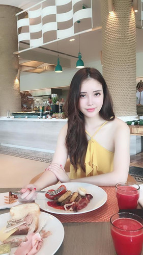 Em gái Mai Phương Thúy xinh đẹp, gu thời trang sành điệu “ăn đứt” chị gái ảnh 12 Nhờ có làn da trắng, Ngọc Phượng tự tin mặc trang phục