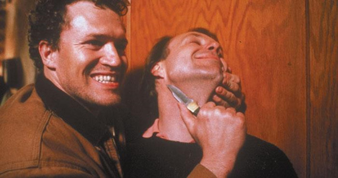 Henry Lee Lucas trong Henry: Portrait of a serial killer (Chân dung kẻ giết người hàng loạt): Henry Lee Lucas là cái tên không thể thiếu trong danh sách những kẻ giết người hàng loạt đáng sợ nhất nước Mỹ. Nạn nhân đầu tiên chính là mẹ ruột của hắn. Lucas phải trả giá cho tội ác này bằng 10 năm tù giam. Sau khi được trả tự do, hắn lại thực hiện hàng loạt vụ giết người man rợ khác. Henry Lee Lucas bị buộc tội giết hại ít nhất 350 người trong hơn 20 năm. Bản thân hắn thừa nhận rằng số lượng nạn nhân lên tới 600 người. Chân dung gã sát nhân và tội ác tàn bạo của hắn đã được tái hiện trong bộ phim Henry: Portrait of a serial killer. 8 ke giet nguoi hang loat kinh dien tren man anh co that trong lich su hinh anh 5