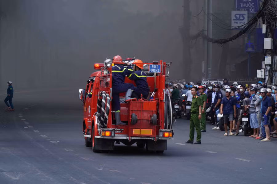 Rất đông người dân hiếu kỳ đã đứng xem.