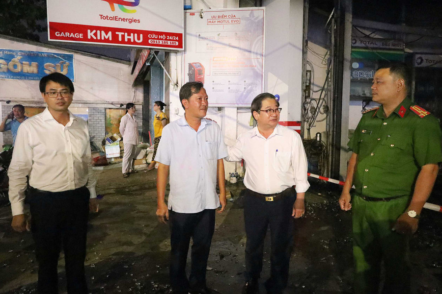 Chủ tịch UBND TP Cần Thơ (thứ 2 từ phải sang) đến hiện trường nơi xảy ra vụ cháy. Chủ tịch UBND TP Cần Thơ (thứ 2 từ phải sang) đến hiện trường nơi xảy ra vụ cháy.