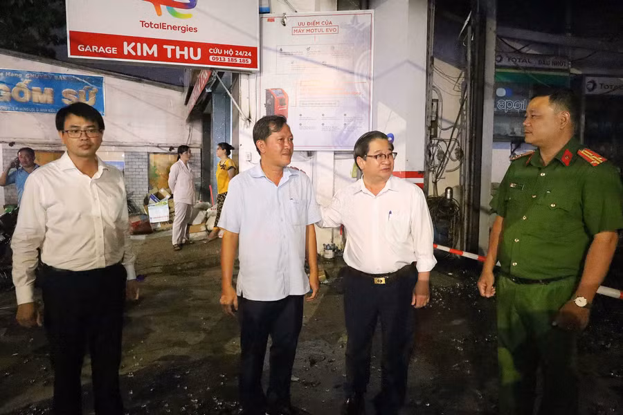 Chủ tịch UBND TP Cần Thơ (thứ 2 từ phải sang) đến hiện trường nơi xảy ra vụ cháy. Chủ tịch UBND TP Cần Thơ (thứ 2 từ phải sang) đến hiện trường nơi xảy ra vụ cháy.