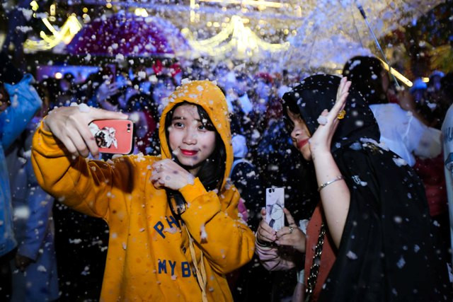 Nhiều bạn sinh viên mới của trường Đại học Thăng Long thích thú khi lần đầu tiên được ngắm tuyết.