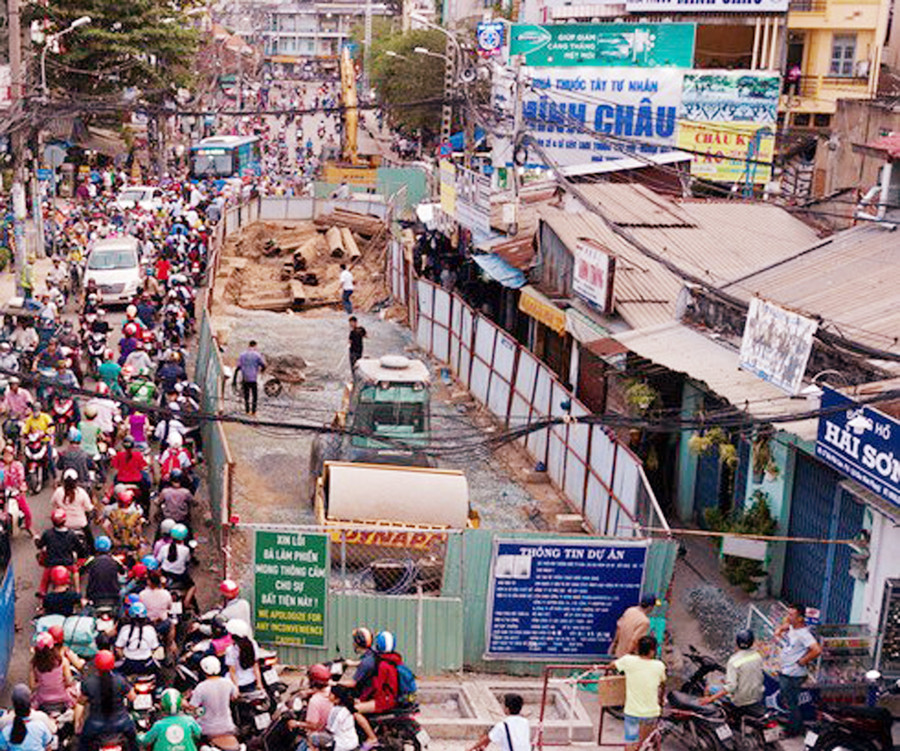 Một lô cốt án ngữ gần hết diện tích mặt đường trên đường Minh Phụng (Q.6, TPHCM)