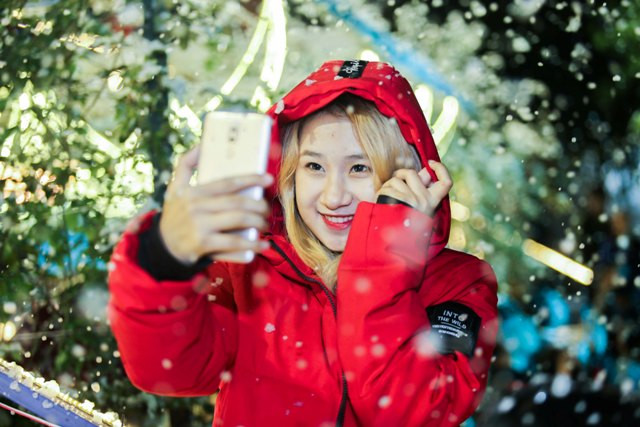 Các bạn trẻ thích thú trước màn tuyết rơi nhân tạo.