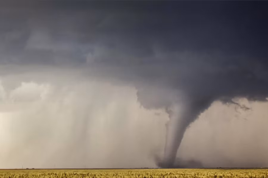 Một cơn lốc xoáy cắt ngang qua cánh đồng ở Minneola, Kansas (Mỹ) ngày 24/5/2016 (ảnh được chụp bởi chuyên gia săn bão Jason Weingart)