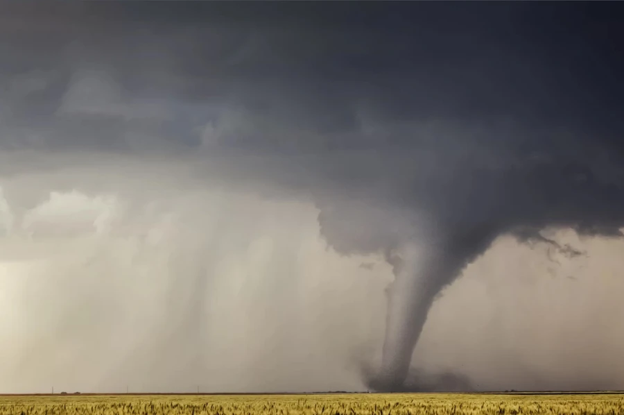 Một cơn lốc xoáy cắt ngang qua cánh đồng ở Minneola, Kansas (Mỹ) ngày 24/5/2016 (ảnh được chụp bởi chuyên gia săn bão Jason Weingart)