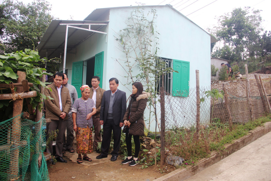 Lãnh đạo huyện Mường Lát đến thăm, tặng quà cho bà Hà Thị Pha