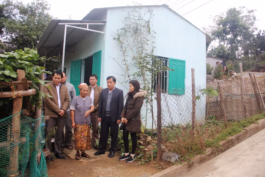 Lãnh đạo huyện Mường Lát đến thăm, tặng quà cho bà Hà Thị Pha