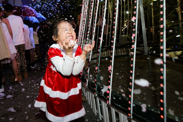 Tuyết nhân tạo khá giống bọt xà phòng và không gây nguy hiểm khi bám vào cơ thể